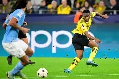 星空体育中国-关于英超今晨再迎强敌，多特蒙德防线松动，主帅态度：质疑声仍在，赛季目标并未改变的信息